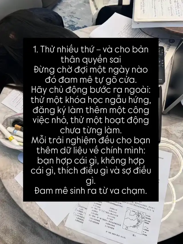 Hình ảnh bàn học bừa bộn kèm nội dung "1. Thử nhiều thứ – và cho bản thân quyền sai", khuyến khích chủ động trải nghiệm để khám phá bản thân và tìm ra đam mê.
